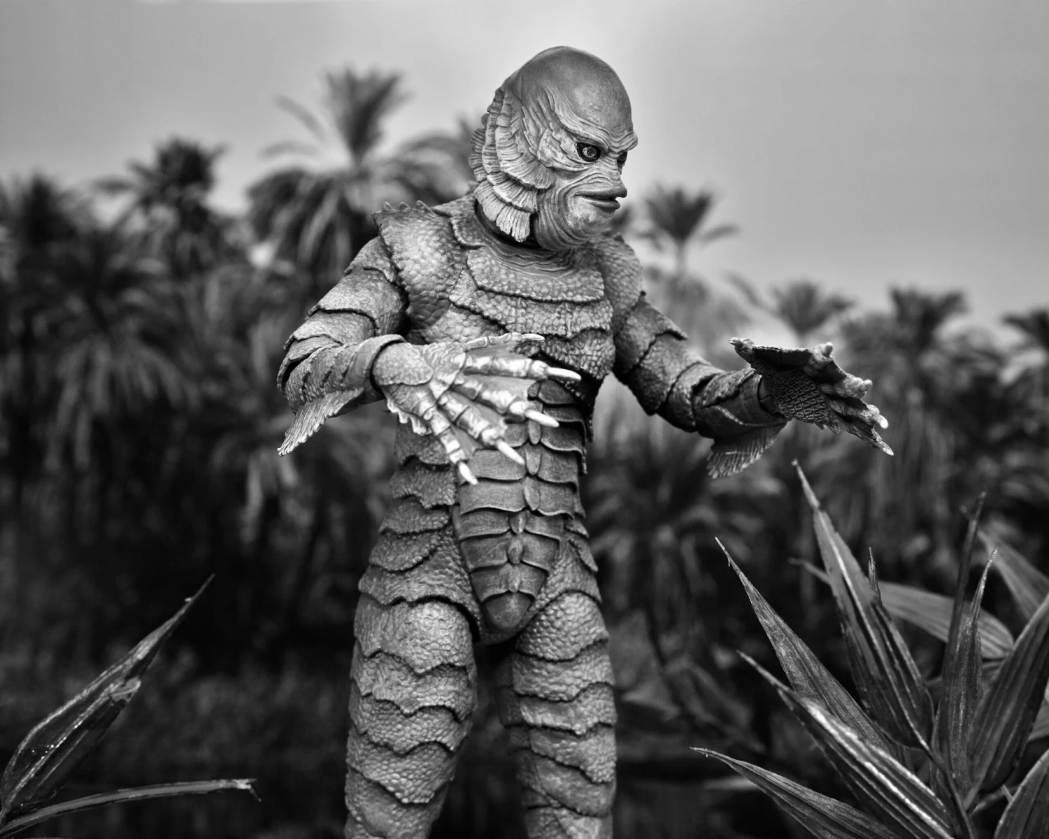 NECA *PRE-ORDER Universal Monsters Ultimate 7 Inch Scale Action Figure - Creature From The Black Lagoon (Black And White) - Image 5