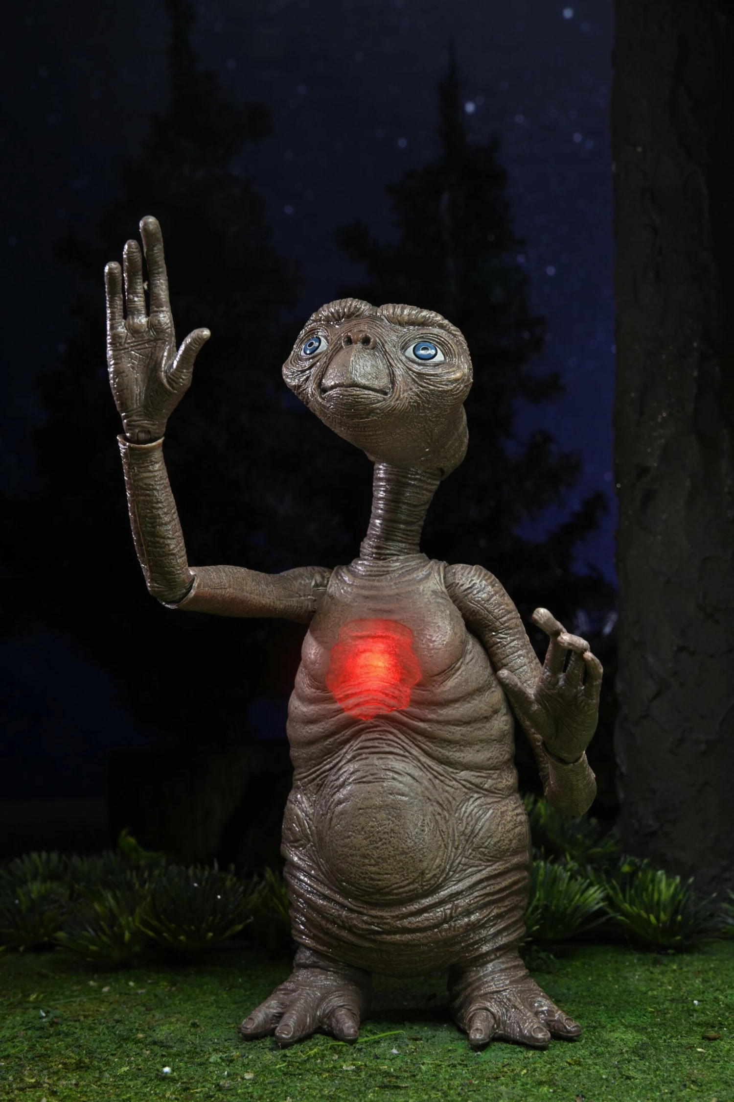 NECA E.T. 40th Anniversary Deluxe Ultimate 7 Inch Scale Action Figure - E.T. With LED Chest - Image 2