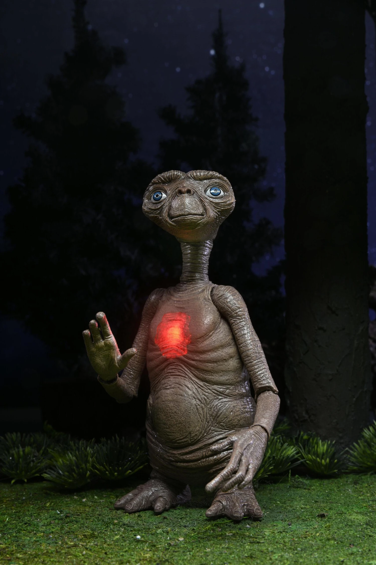NECA E.T. 40th Anniversary Deluxe Ultimate 7 Inch Scale Action Figure - E.T. With LED Chest - Image 3