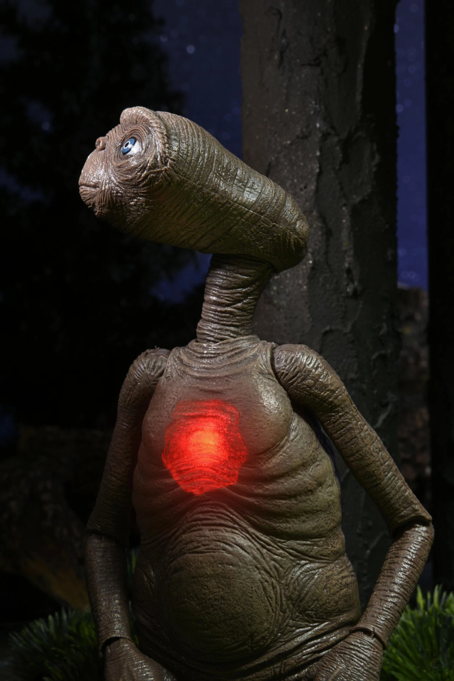NECA E.T. 40th Anniversary Deluxe Ultimate 7 Inch Scale Action Figure - E.T. With LED Chest - Image 4