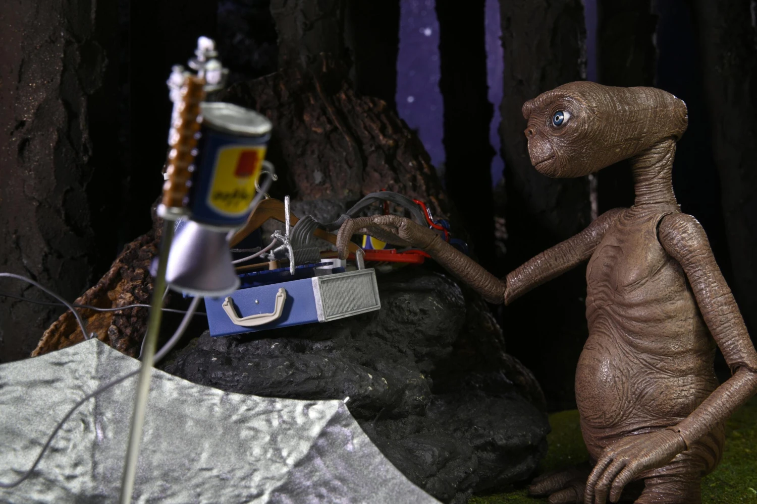 NECA E.T. 40th Anniversary Deluxe Ultimate 7 Inch Scale Action Figure - E.T. With LED Chest - Image 5