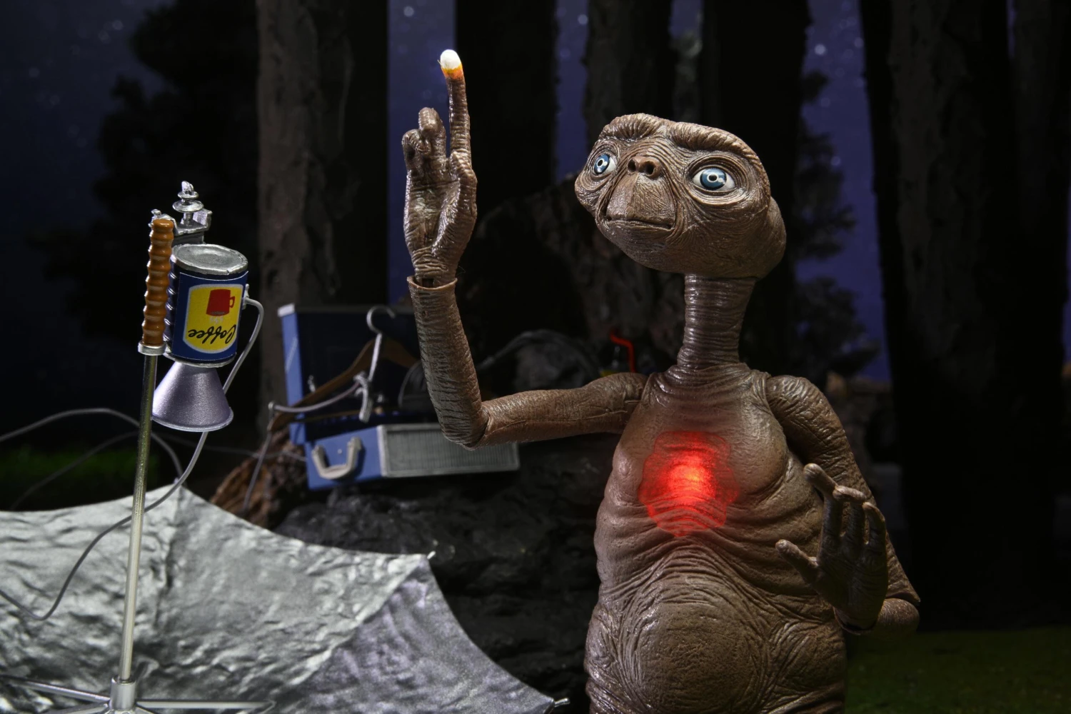 NECA E.T. 40th Anniversary Deluxe Ultimate 7 Inch Scale Action Figure - E.T. With LED Chest - Image 6