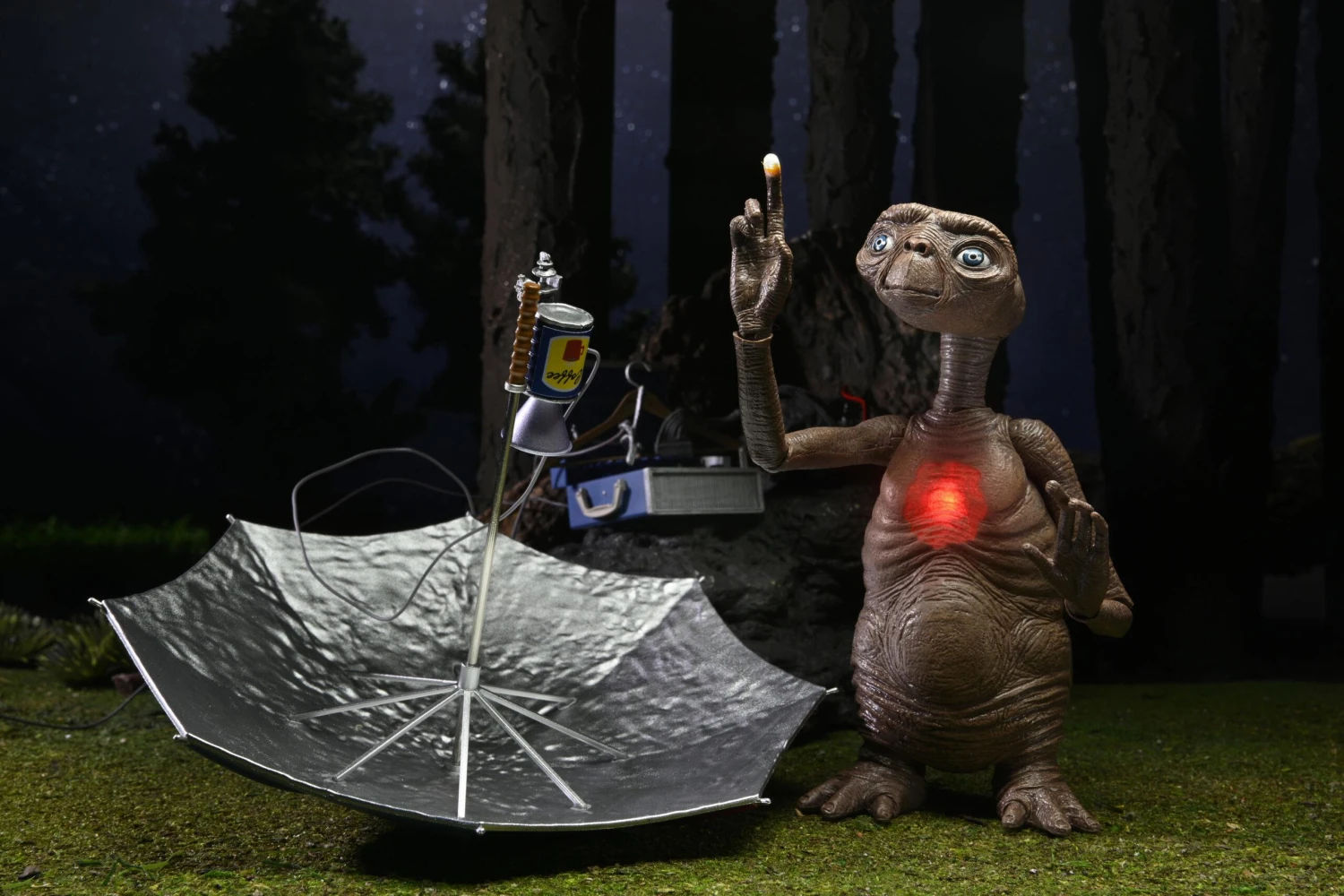 NECA E.T. 40th Anniversary Deluxe Ultimate 7 Inch Scale Action Figure - E.T. With LED Chest - Image 7